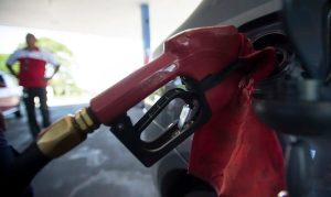 Governo adia fim de subsídio da gasolina após alta do petróleo