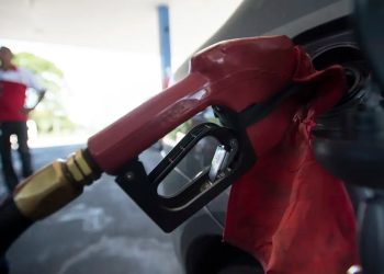Governo adia fim de subsídio da gasolina após alta do petróleo