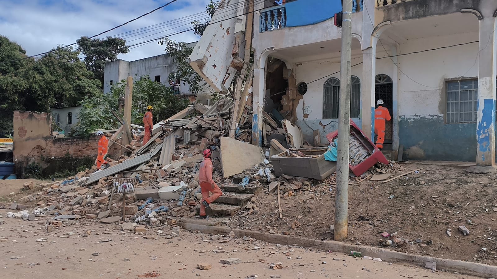 Três pessoas ficam feridas após desabamento parcial de prédio no bairro Jardim Pérola