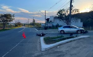 Dois jovens ficam gravemente feridos após colisão entre moto e carro no bairro Capim