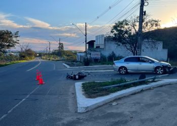 Dois jovens ficam gravemente feridos após colisão entre moto e carro no bairro Capim