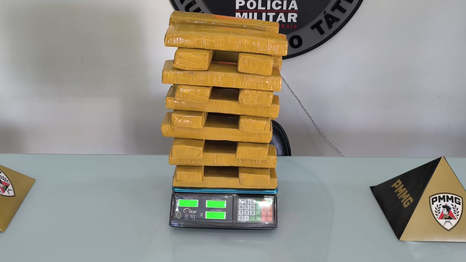 PM apreende cerca de 20 quilos de maconha escondidos em residência no bairro Vila Isa