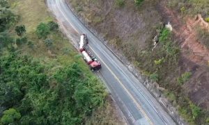 MGC-418 segue interditada após tombamento de carreta com etanol perto de Teófilo Otoni