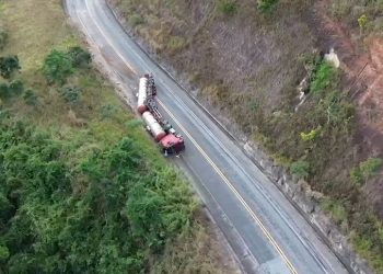 MGC-418 segue interditada após tombamento de carreta com etanol perto de Teófilo Otoni