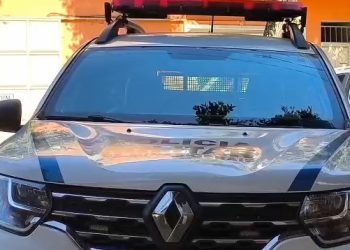 Mulher é agredida com capacete pela namorada durante discussão em bar no bairro São Paulo