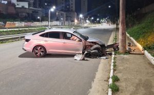 Motorista desvia de trenzinho, perde o controle e bate em poste em Valadares