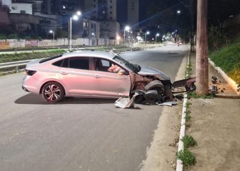 Motorista desvia de trenzinho, perde o controle e bate em poste em Valadares