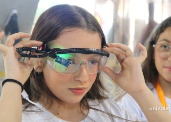 Estudantes de Araçuaí visitam Parque da Ciência da UNIVALE e apresentam invenção durante tour
