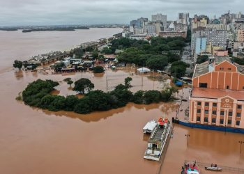 Rio Guaíba se aproxima da cota de alerta em Porto Alegre