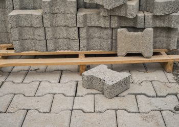 Córrego dos Borges recebe obra de calçamento em rua principal