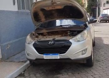 PM apreende carro roubado, revólver e drogas após perseguição em Valadares
