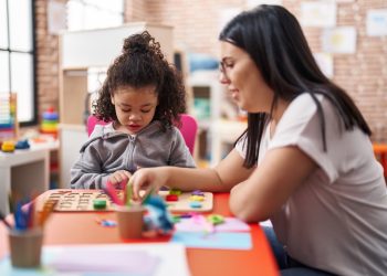 Câmara de Valadares debate valorização de monitores da educação infantil e inclusiva em audiência pública