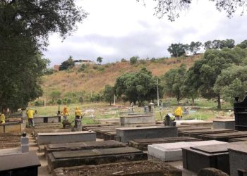 Cemitérios de Governador Valadares recebem mutirão de limpeza antes do Dia dos Pais