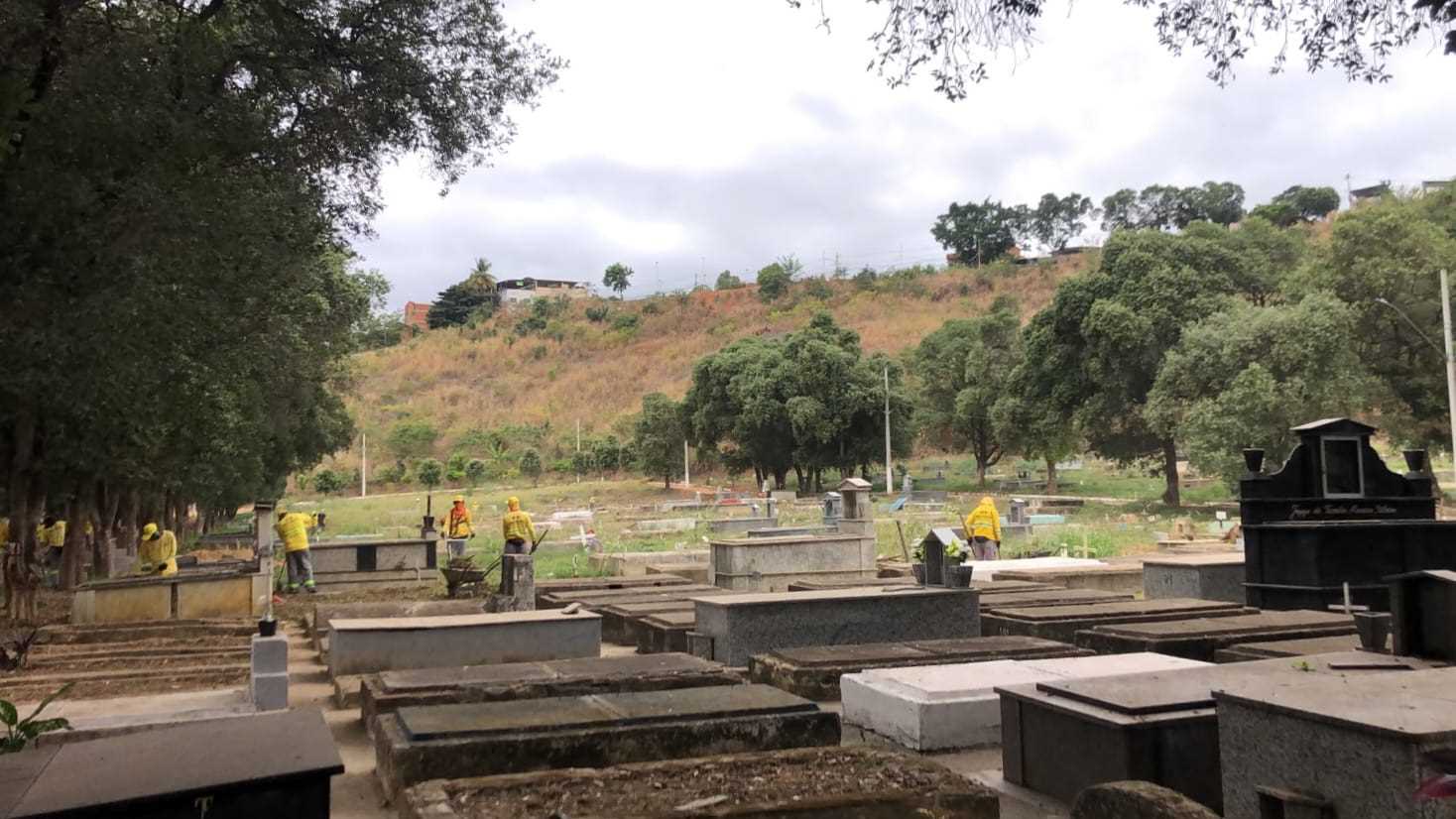 Cemitérios de Governador Valadares recebem mutirão de limpeza antes do Dia dos Pais