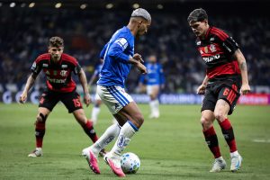 Cruzeiro vence Flamengo de virada no Mineirão pelo Brasileiro e segue colado no G4