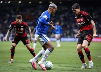 Cruzeiro vence Flamengo de virada no Mineirão pelo Brasileiro e segue colado no G4