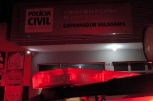 Homem é preso após agredir a mãe e ameaçar policiais no bairro Jardim Atalaia
