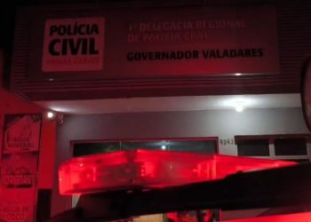 Homem é preso após agredir a mãe e ameaçar policiais no bairro Jardim Atalaia