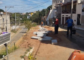 Obra de contenção de talude avança na divisa dos bairros Esperança e Maria Eugênia
