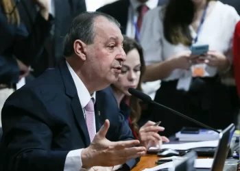 Relator da CCJ do Senado vota a favor da PEC do fim da escala 6×1