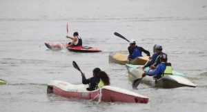 Competição de canoagem reúne 35 canoístas e movimenta o bairro São Tarcísio em Valadares