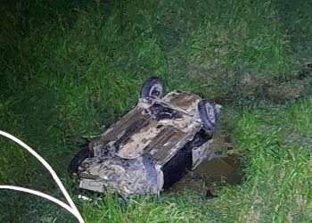 Três pessoas morrem após carro cair em ribanceira na MGC-381 em Mantena