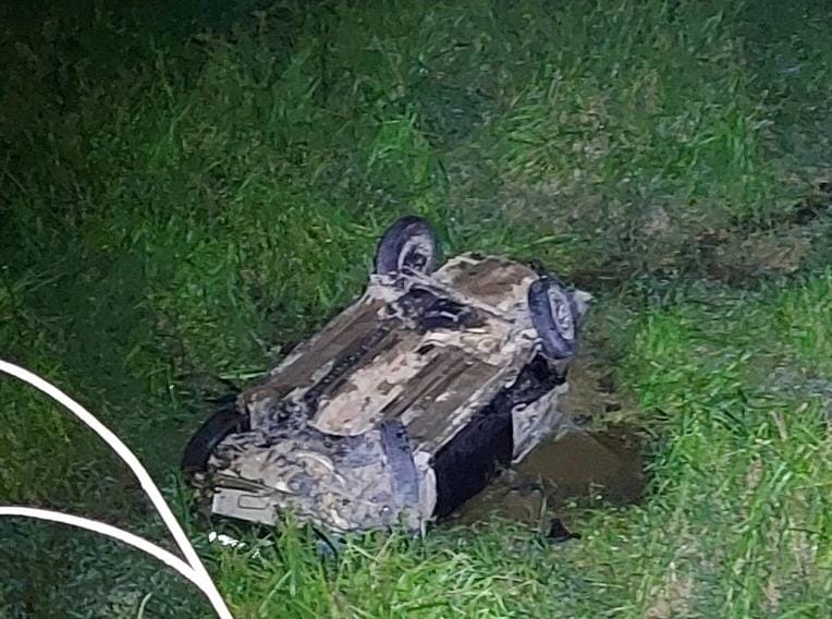 Três pessoas morrem após carro cair em ribanceira na MGC-381 em Mantena