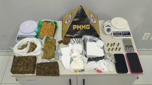 Mulher é presa durante operação da PM que apreendeu grande quantidade de drogas no bairro Vale Verde