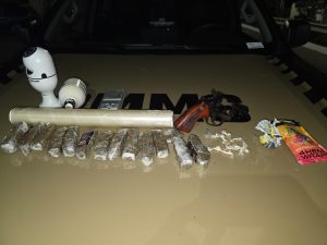 Operação da PM apreende arma e drogas e termina com homem preso no bairro Altinópolis