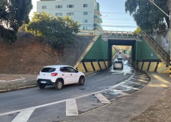 Viaduto entre avenida JK e bairro de Lourdes é parcialmente reaberto em Valadares