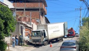 Homem morre após ficar prensado entre caminhões em Ipatinga