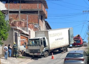 Homem morre após ficar prensado entre caminhões em Ipatinga
