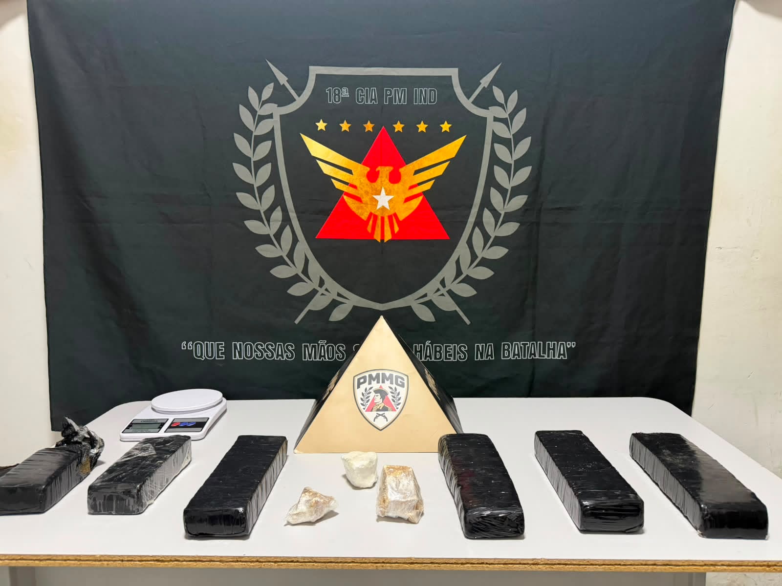 PM prende homem e apreende cerca de 4 kg de maconha e porções de crack e cocaína em Mantena