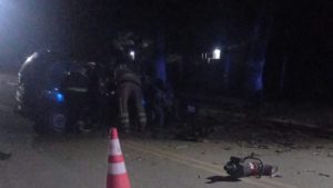 Mulher morre após carro sair da pista e bater contra árvore em Pingo-D’Água