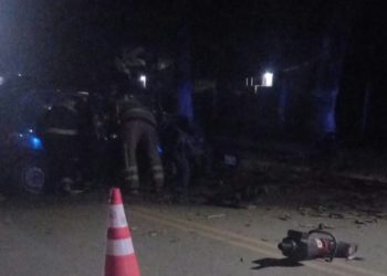 Mulher morre após carro sair da pista e bater contra árvore em Pingo-D’Água