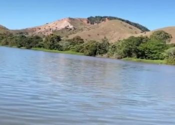 Bombeiros realizam buscas por jovem desaparecido após embarcação virar no Rio Doce em Fernandes Tourinho 