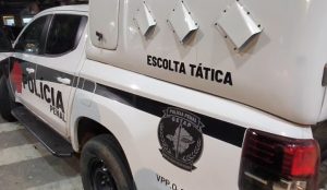 Um detento agrediu dois policiais penais e fez ameaças de morte contra os agentes na segunda-feira (10), durante uma intervenção no pavilhão 04 da Penitenciária Francisco Floriano de Paula (PACA), no distrito de Vila Nova Floresta, em Governador Valadares. Segundo o registro da ocorrência, o preso resistiu à ordem para ser algemado, desferiu socos e chutes contra a equipe e continuou tentando avançar contra os policiais mesmo após a contenção.