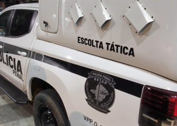 Um detento agrediu dois policiais penais e fez ameaças de morte contra os agentes na segunda-feira (10), durante uma intervenção no pavilhão 04 da Penitenciária Francisco Floriano de Paula (PACA), no distrito de Vila Nova Floresta, em Governador Valadares. Segundo o registro da ocorrência, o preso resistiu à ordem para ser algemado, desferiu socos e chutes contra a equipe e continuou tentando avançar contra os policiais mesmo após a contenção.
