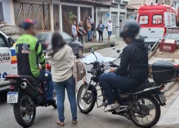 Mulher morre após acidente entre moto e caminhão em Ipatinga