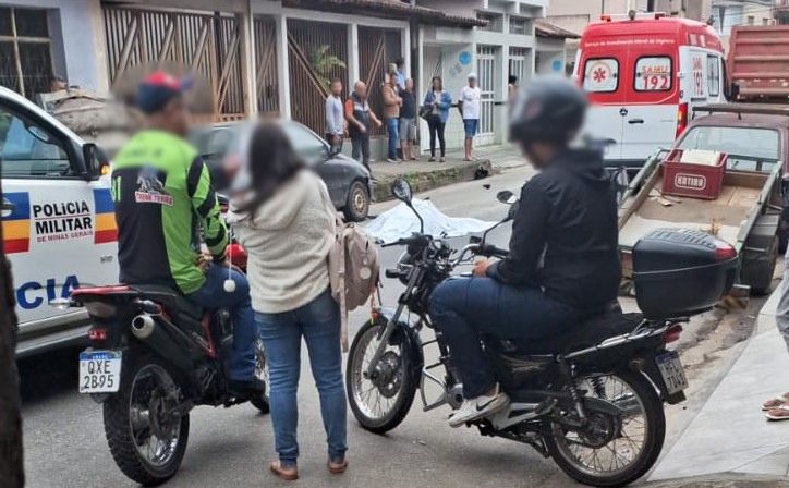 Mulher morre após acidente entre moto e caminhão em Ipatinga
