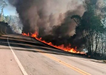 Acidente entre carretas na BR-116 deixa motorista morto e provoca congestionamento de 20 km em Catuji