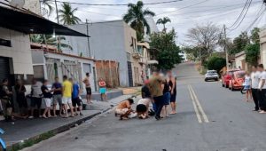 Colisão entre carro e motocicleta deixa dois feridos no bairro Santa Rita