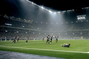 Atlético vence o Cruzeiro de virada e avança às semifinais da Copa do Brasil