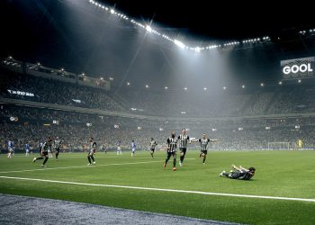 Atlético vence o Cruzeiro de virada e avança às semifinais da Copa do Brasil