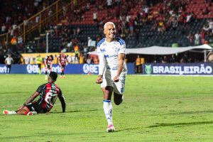 Cruzeiro vence Vitória de virada no Barradão pelo Brasileiro