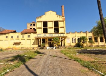 Açucareira: uma gigante da história industrial de Valadares que se rende ao tempo