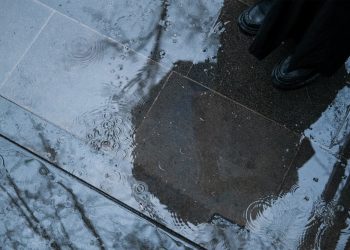 Água no chão do condomínio: quem responde?