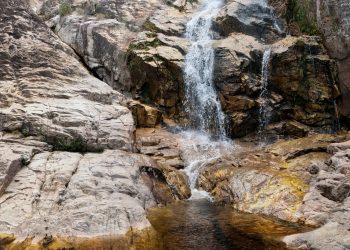 Um mergulho nas belezas da Cachoeira Coca-Cola, em Conselheiro Pena