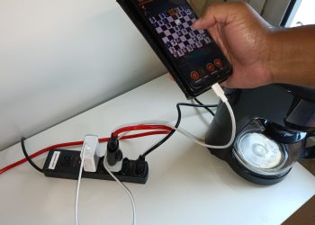 Carregamento de celular exige cuidados para evitar choques e incêndios, alerta Cemig
