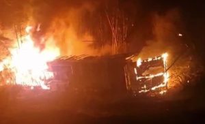 Motorista morre carbonizado após colisão entre duas carretas na BR-116 em Catuji